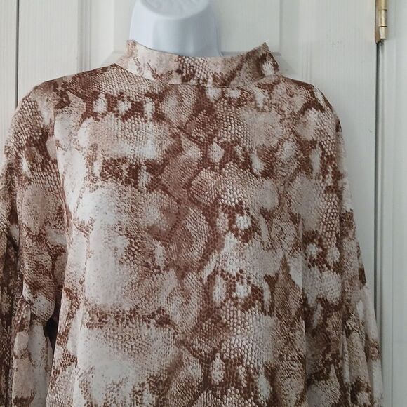 Peach Love  California tan white snakeskin print long sleeve blouse  Sz L NWOT - Picture 3 of 7